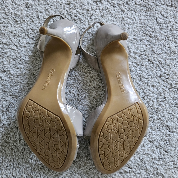 CALVIN KLEIN Tan patent leather heels...size 6.5 - Picture 5 of 7